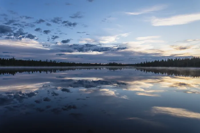 Gerahmter Druck : Wolkenreflex in einem Waldsee. Gerahmter Druck : Wolkenreflex in einem Waldsee.