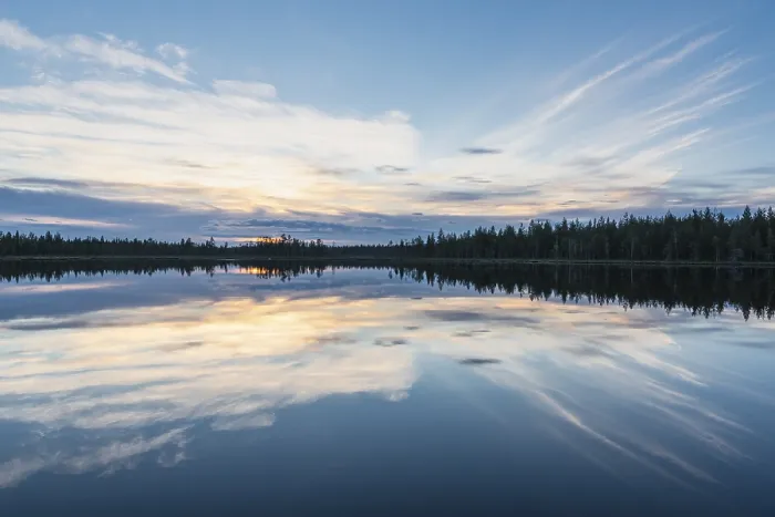 Gerahmter Druck : Wolkenreflex in einem Waldsee. Gerahmter Druck : Wolkenreflex in einem Waldsee.