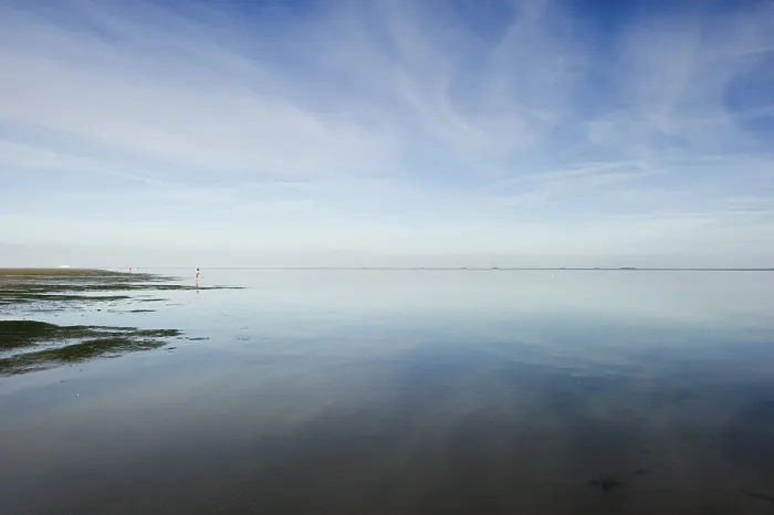 Gerahmter Druck : Wolkenreflexion in den Matschflächen. Gerahmter Druck : Wolkenreflexion in den Matschflächen.