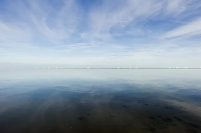 Gerahmter Druck : Wolkenreflexion in den Matschflächen. Gerahmter Druck : Wolkenreflexion in den Matschflächen.