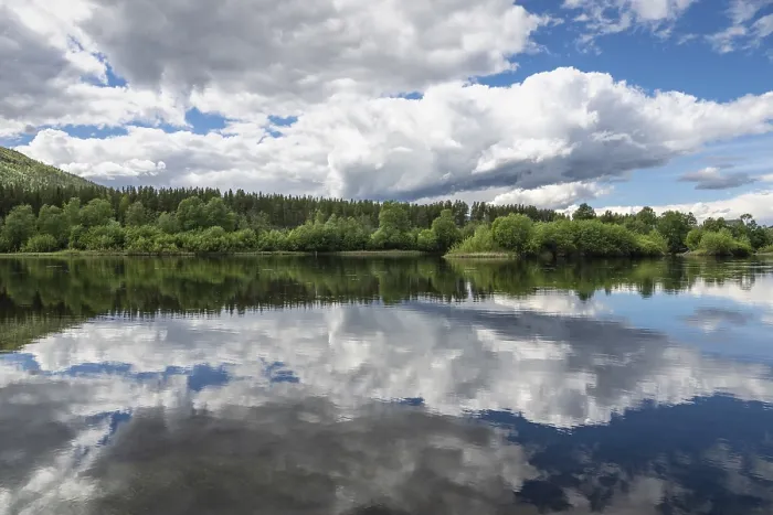 Gerahmter Druck : Wolkenreflex im Fluss Glomma (Glåma) Gerahmter Druck : Wolkenreflex im Fluss Glomma (Glåma)