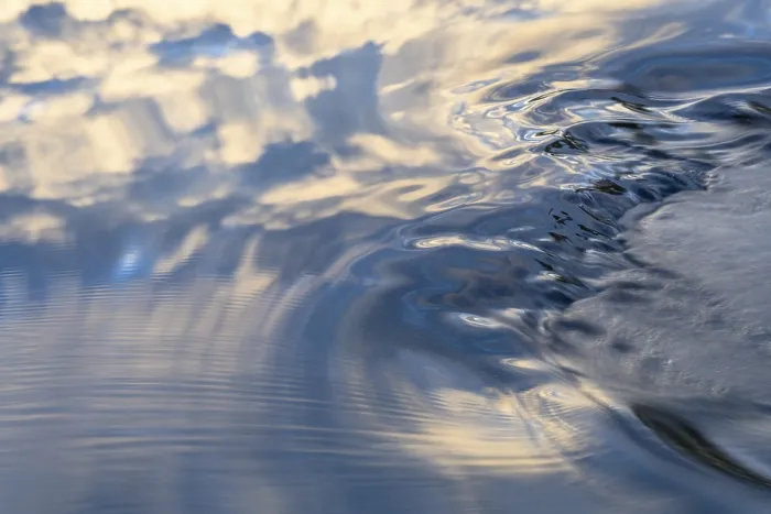 Gerahmter Druck : Wolkenreflex in einem Bach, abstrakt. Gerahmter Druck : Wolkenreflex in einem Bach, abstrakt.