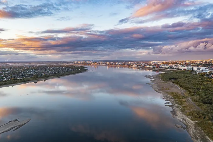 Gerahmter Druck : Wolkenreflexe am Tom-Fluss. Gerahmter Druck : Wolkenreflexe am Tom-Fluss.