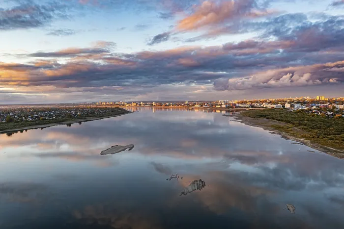 Gerahmter Druck : Wolkenreflexe am Tom-Fluss. Gerahmter Druck : Wolkenreflexe am Tom-Fluss.