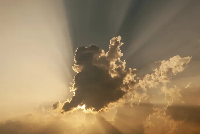 Gerahmter Druck : Wolke vor der Sonne mit Strahlen. Gerahmter Druck : Wolke vor der Sonne mit Strahlen.