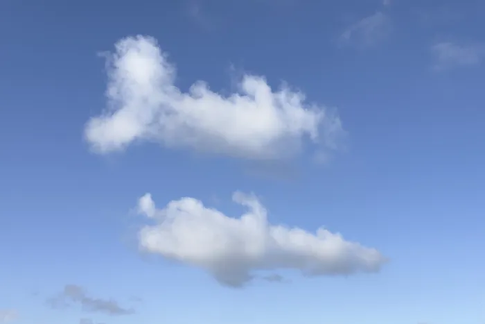 Gerahmter Druck : Wolken Altocumulus vor einem hellblauen Himmel. Gerahmter Druck : Wolken Altocumulus vor einem hellblauen Himmel.