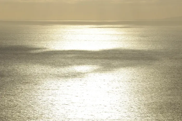 Gerahmter Druck : Wolken werfen Schatten über das Meer. Gerahmter Druck : Wolken werfen Schatten über das Meer.