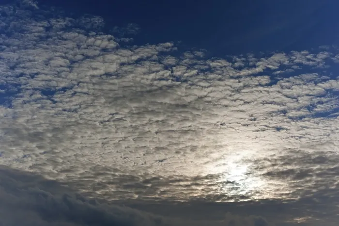 Gerahmter Druck : Wolken, Cirrocumulus, mit Sonne. Gerahmter Druck : Wolken, Cirrocumulus, mit Sonne.
