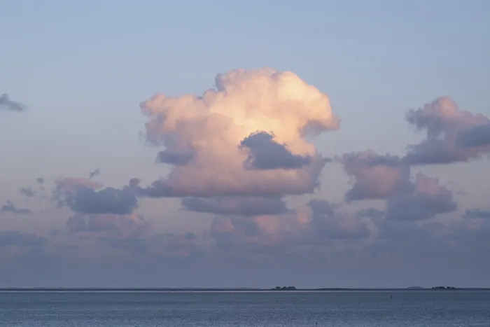 Gerahmter Druck : Abendlicht über der Nordsee mit den Halligen, Wyk und Föhr im Hintergrund Gerahmter Druck : Abendlicht über der Nordsee mit den Halligen, Wyk und Föhr im Hintergrund