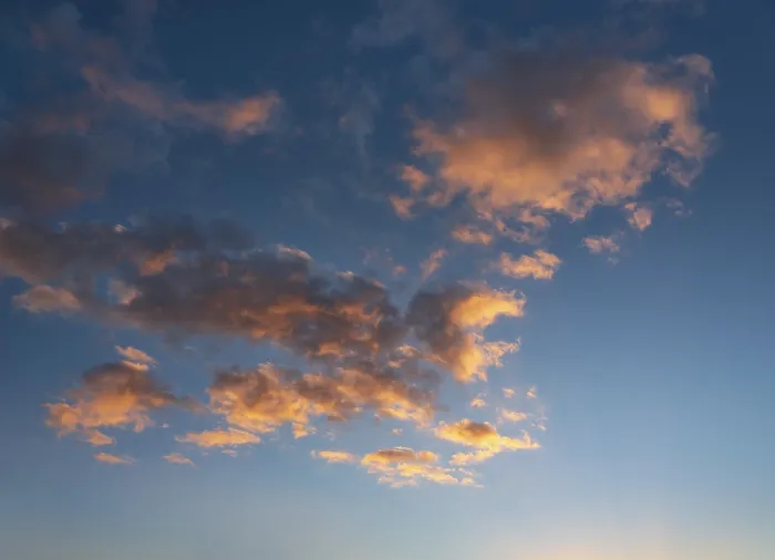 Gerahmter Druck : Abendliche Wolken in warmem Licht Gerahmter Druck : Abendliche Wolken in warmem Licht