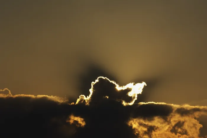 Gerahmter Druck : Wolken verdecken die Sonne. Gerahmter Druck : Wolken verdecken die Sonne.