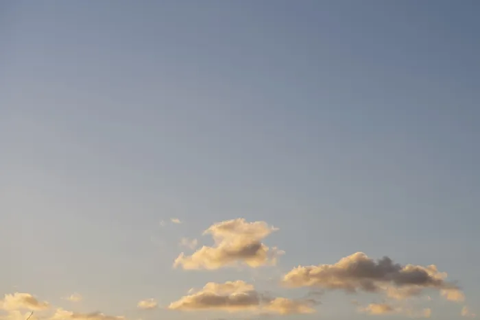 Gerahmter Druck : Wolken, die vom Sonnenlicht erhellt werden, Abendhimmel. Gerahmter Druck : Wolken, die vom Sonnenlicht erhellt werden, Abendhimmel.