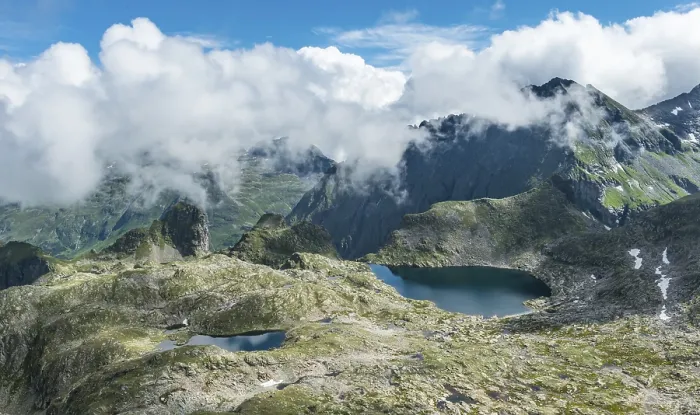 Gerahmter Druck : Wolken, die über einen Grat passieren, mit Bergseen. Gerahmter Druck : Wolken, die über einen Grat passieren, mit Bergseen.