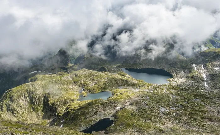 Gerahmter Druck : Wolken, die über einen Grat passieren, mit Seen in den Bergen. Gerahmter Druck : Wolken, die über einen Grat passieren, mit Seen in den Bergen.