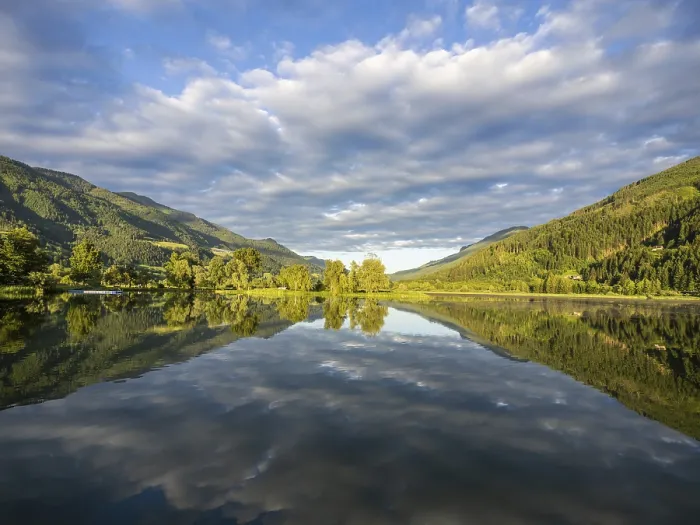Gerahmter Druck : Wolken werden im See gespiegelt. Gerahmter Druck : Wolken werden im See gespiegelt.