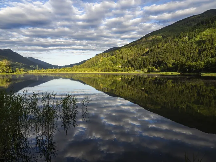 Gerahmter Druck : Wolken werden im See gespiegelt. Gerahmter Druck : Wolken werden im See gespiegelt.