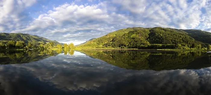 Gerahmter Druck : Wolken werden im See gespiegelt. Gerahmter Druck : Wolken werden im See gespiegelt.