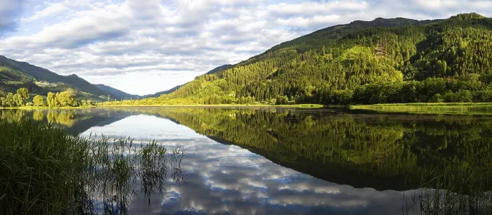 Gerahmter Druck : Wolken spiegeln sich im See. Gerahmter Druck : Wolken spiegeln sich im See.