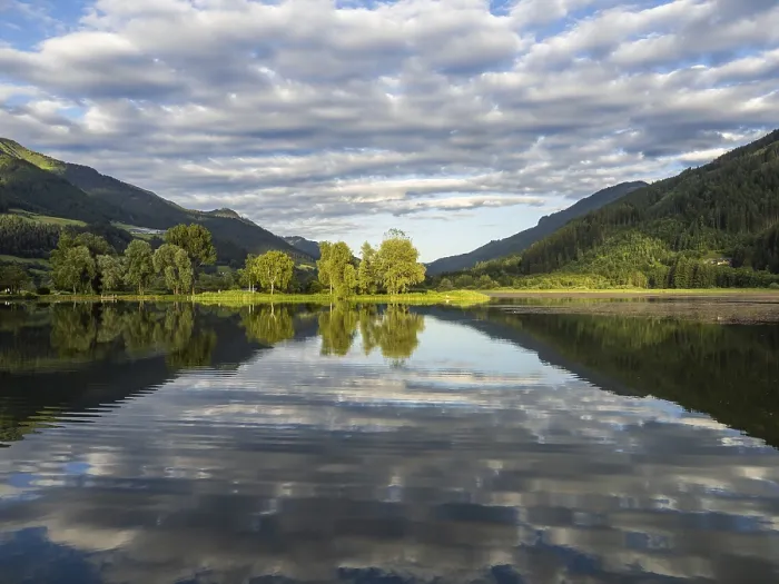 Gerahmter Druck : Wolken werden im See gespiegelt. Gerahmter Druck : Wolken werden im See gespiegelt.