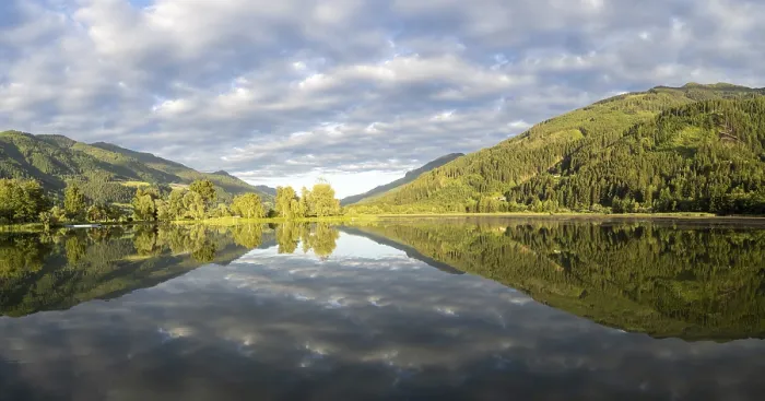 Gerahmter Druck : Wolken werden im See gespiegelt. Gerahmter Druck : Wolken werden im See gespiegelt.