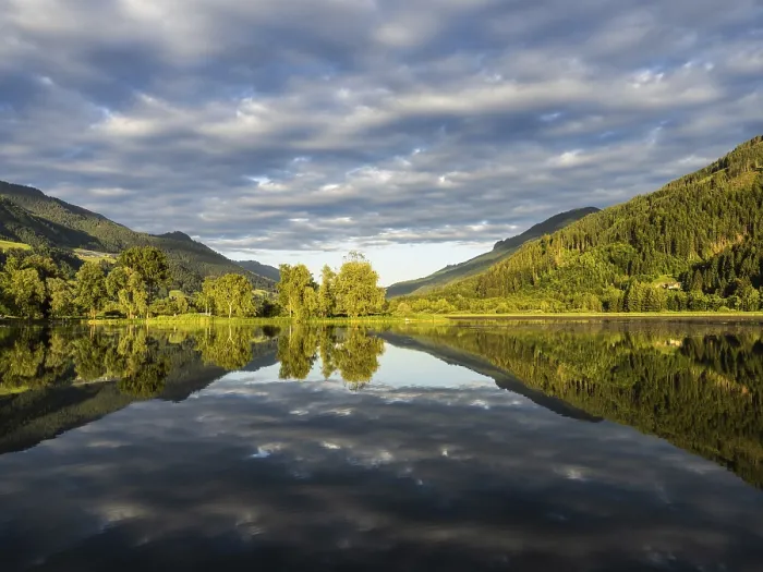 Gerahmter Druck : Wolken werden im See gespiegelt. Gerahmter Druck : Wolken werden im See gespiegelt.
