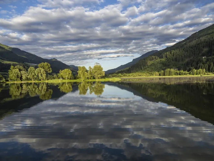 Gerahmter Druck : Wolken werden im See gespiegelt.