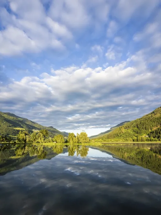 Gerahmter Druck : Wolken werden im See gespiegelt. Gerahmter Druck : Wolken werden im See gespiegelt.