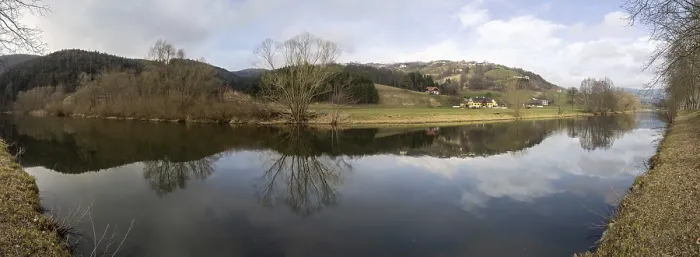 Gerahmter Druck : Wolken werden im Fluss gespiegelt. Gerahmter Druck : Wolken werden im Fluss gespiegelt.