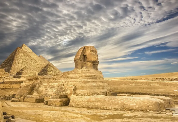 Gerahmter Druck : Wolken über der Sphinx und Pyramiden in Kairo, Ägypten. Gerahmter Druck : Wolken über der Sphinx und Pyramiden in Kairo, Ägypten.