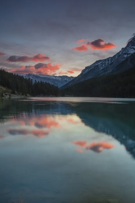 Gerahmter Druck : Wolkenatmosphäre auf Two Jack Lake. Gerahmter Druck : Wolkenatmosphäre auf Two Jack Lake.