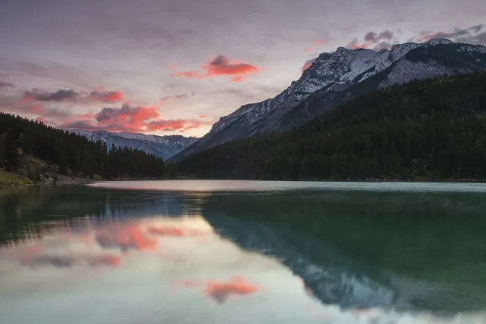Gerahmter Druck : Wolkenatmosphäre auf Two Jack Lake. Gerahmter Druck : Wolkenatmosphäre auf Two Jack Lake.