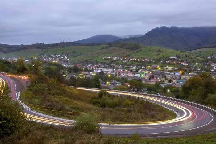 Gerahmter Druck : Wolkeniger Abend auf einer Bergstraße. Gerahmter Druck : Wolkeniger Abend auf einer Bergstraße.