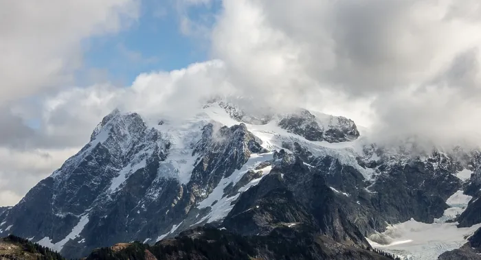 Gerahmter Druck : Bewölkter Berg mit Schnee und Gletscher. Gerahmter Druck : Bewölkter Berg mit Schnee und Gletscher.