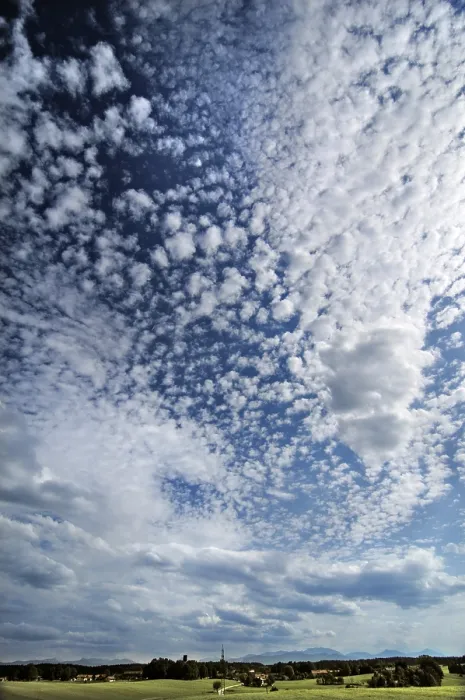 Gerahmter Druck : Wolkeniger Himmel mit Cirrocumulus-, Altocumulus- und Cumuluswolken. Gerahmter Druck : Wolkeniger Himmel mit Cirrocumulus-, Altocumulus- und Cumuluswolken.