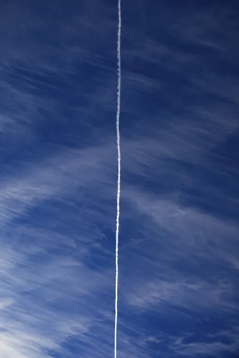 Gerahmter Druck : Wolkeniger Himmel mit Contrails, Cirruswolken oder Federwolken. Gerahmter Druck : Wolkeniger Himmel mit Contrails, Cirruswolken oder Federwolken.