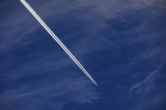 Gerahmter Druck : Wolkiger Himmel mit Kondensspuren, Cirruswolken oder Federwolken, Österreich Gerahmter Druck : Wolkiger Himmel mit Kondensspuren, Cirruswolken oder Federwolken, Österreich