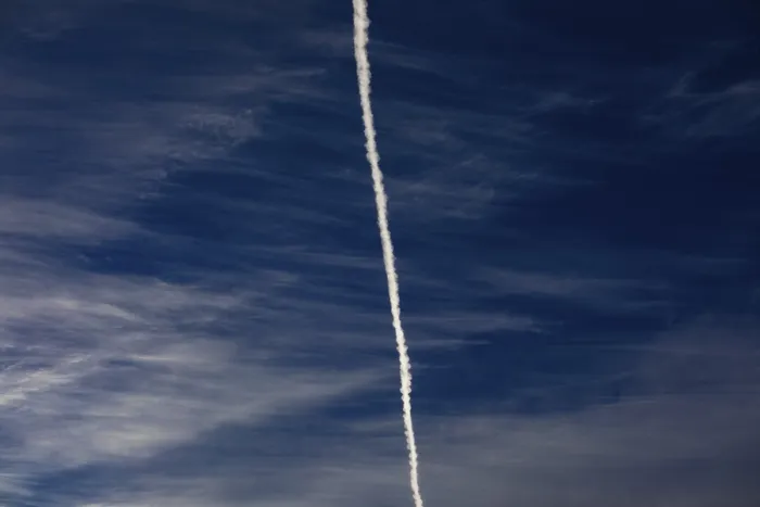 Gerahmter Druck : Wolkiger Himmel mit Contrastrahlen, Cirruswolken oder Federwolken. Gerahmter Druck : Wolkiger Himmel mit Contrastrahlen, Cirruswolken oder Federwolken.