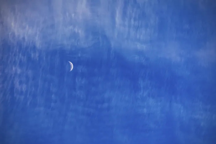 Gerahmter Druck : Wolkeniger Himmel mit Halbmond, Cirruswolken oder Federwolken.