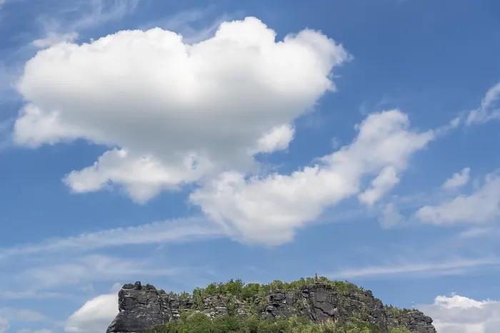 Gerahmter Druck : Wolkeniger Himmel über Konigstein. Gerahmter Druck : Wolkeniger Himmel über Konigstein.