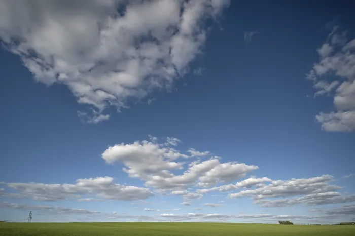 Gerahmter Druck : Wolkenhimmel über einer Wiesenlandschaft. Gerahmter Druck : Wolkenhimmel über einer Wiesenlandschaft.