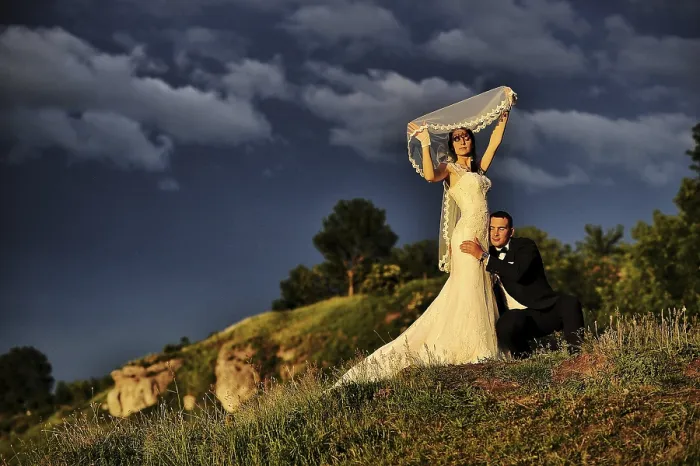 Gerahmter Druck : Wolkenhimmel und Hochzeitspaar.