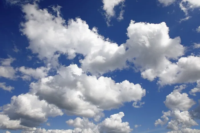Gerahmter Druck : Klusterwolken, Frühlingswolken, Cumuluswolken im blauen Himmel. Gerahmter Druck : Klusterwolken, Frühlingswolken, Cumuluswolken im blauen Himmel.
