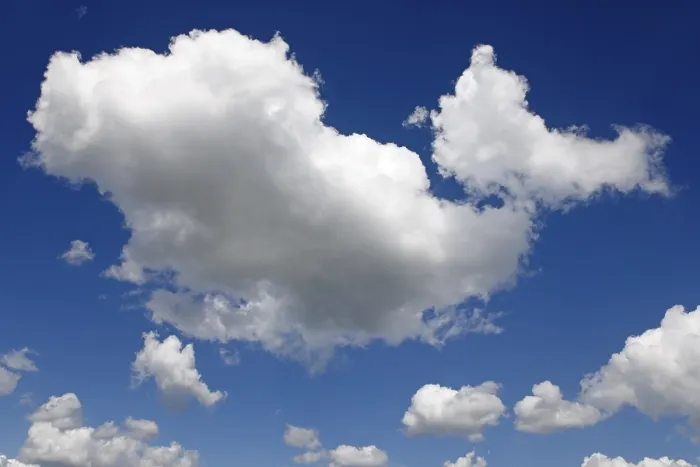 Gerahmter Druck : Klusterwolken, Frühlingswolken, Cumuluswolken am blauen Himmel. Gerahmter Druck : Klusterwolken, Frühlingswolken, Cumuluswolken am blauen Himmel.