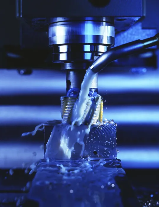 Gerahmter Druck : Zerspanungszentrum mit CNC-Maschine Gerahmter Druck : Zerspanungszentrum mit CNC-Maschine