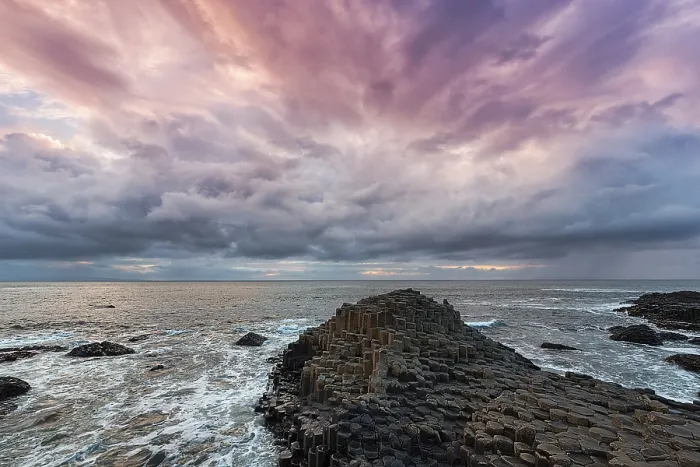 Gerahmter Druck : Küste mit Basalt-Säulen am Abend. Gerahmter Druck : Küste mit Basalt-Säulen am Abend.