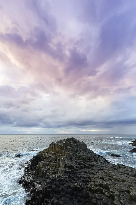 Gerahmter Druck : Küste mit Basalt-Säulen am Abend. Gerahmter Druck : Küste mit Basalt-Säulen am Abend.