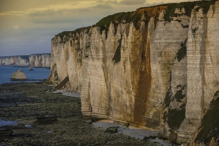 Gerahmter Druck : Etretats Chalkklippen Küste, Etretat, Normandie, Frankreich Gerahmter Druck : Etretats Chalkklippen Küste, Etretat, Normandie, Frankreich