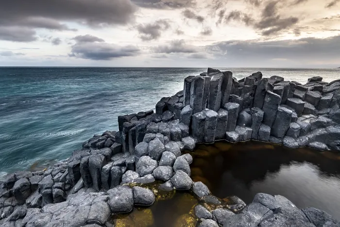 Gerahmter Druck : Küstische Basaltklippen, Basalt-Säulen