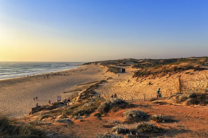 Gerahmter Druck : Küstenlinie mit Dünen und Strand.