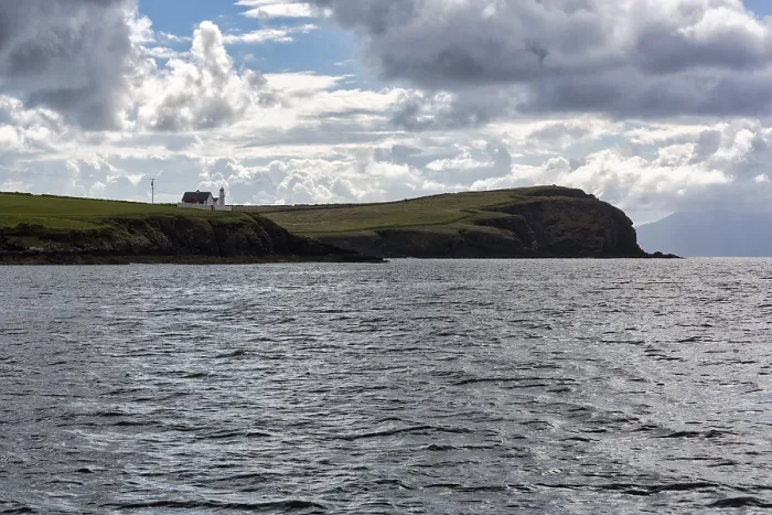 Gerahmter Druck : Küstenlinie mit Leuchtturm auf Klippe. Gerahmter Druck : Küstenlinie mit Leuchtturm auf Klippe.